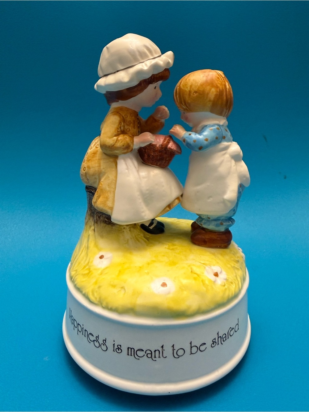Vintage 1974 Holly Hobbie Music Box “Happiness Is Meant to Be Shared”
